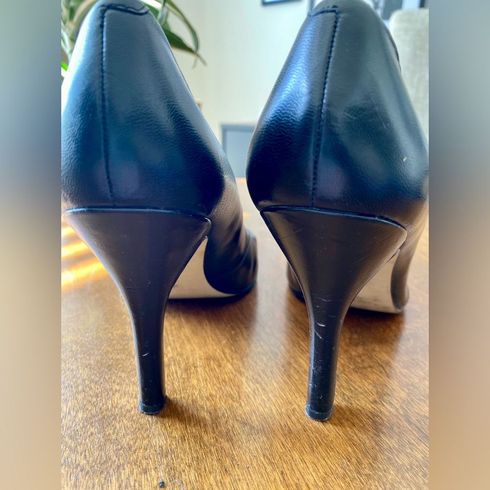 Nine West - Classic Black Heels. Size 8.5 Medium - Picture 5 of 6